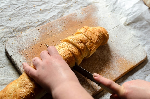 Pane a fette su una tavola di legno.