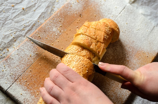 Pane a fette su una tavola di legno.