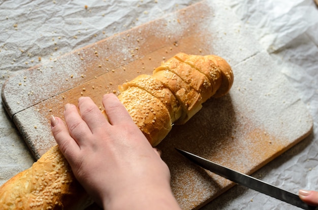 Pane a fette su una tavola di legno.