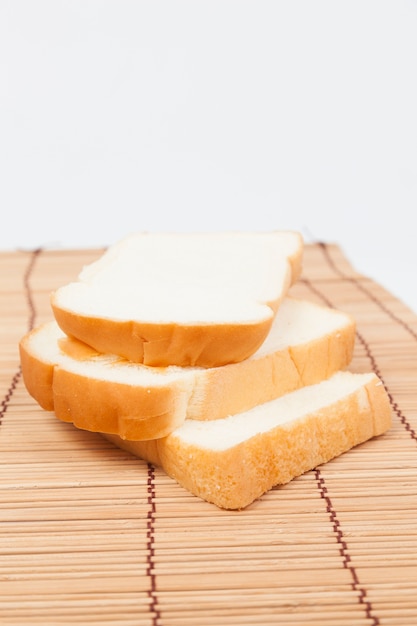 Pane a fette sul piatto di legno.