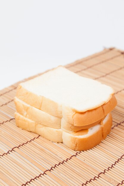 Pane a fette sul piatto di legno.