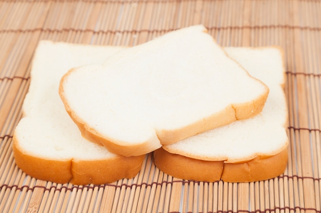 Pane a fette sul piatto di legno.