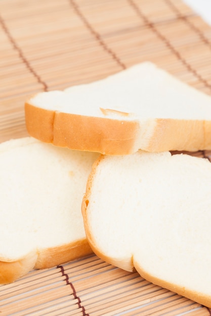 Pane a fette sul piatto di legno.