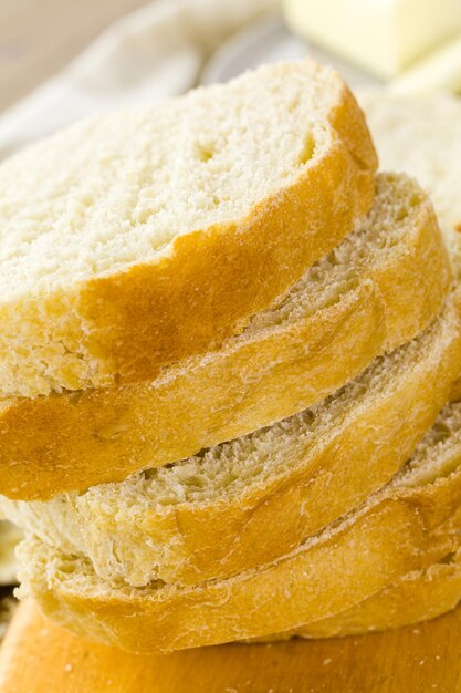 Pane a lievitazione naturale appena sfornato affettato sul tagliere.