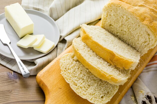 Pane a lievitazione naturale appena sfornato affettato sul tagliere.