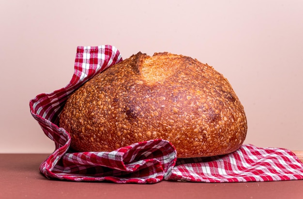 Pane a lievitazione naturale con crosta croccante sul tavolo Prodotti da forno