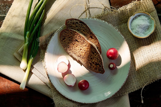 Pane a lievitazione naturale con sale di ravanello e cipolla novella Mangiare fuori Spuntino rustico in campagna Cibo rustico biologico da mangiare fuori Picnic estivo in campagna Deliziosa ricetta