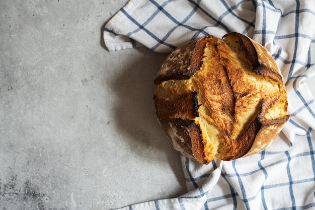 Pane a lievitazione naturale di farina di mais su un tovagliolo su sfondo grigio Spazio di copia