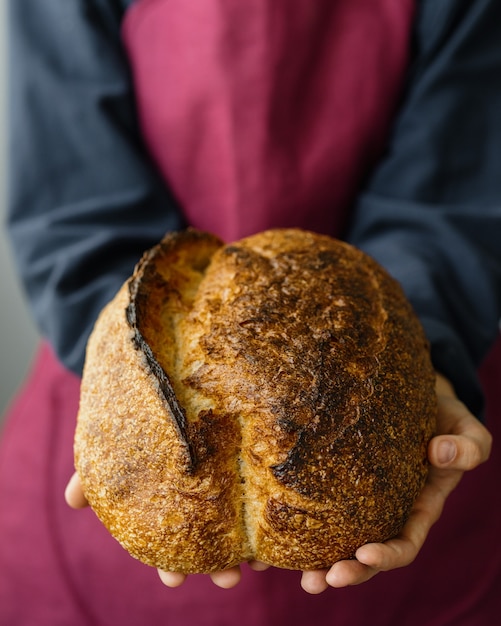 Pane a lievitazione naturale senza lievito una bella fornaia europea tiene il pane nelle sue mani