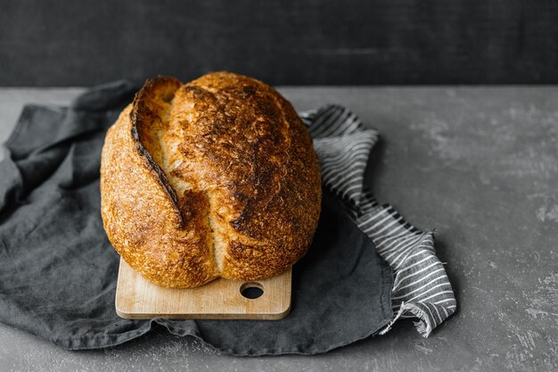 Pane a lievitazione naturale senza lievito una bella fornaia europea tiene il pane nelle sue mani