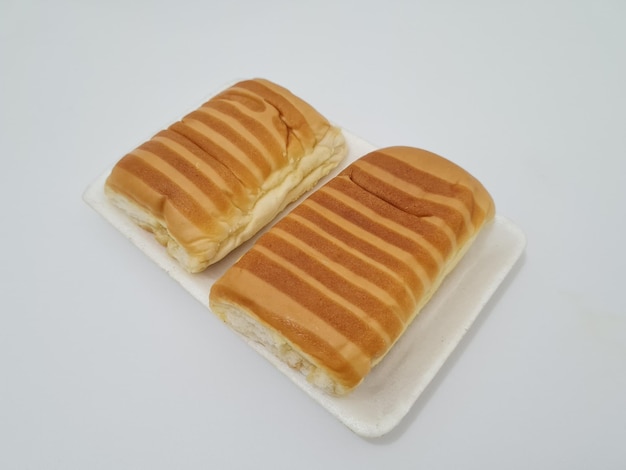 Pane a strisce marroni con ripieno di cioccolato in un contenitore bianco