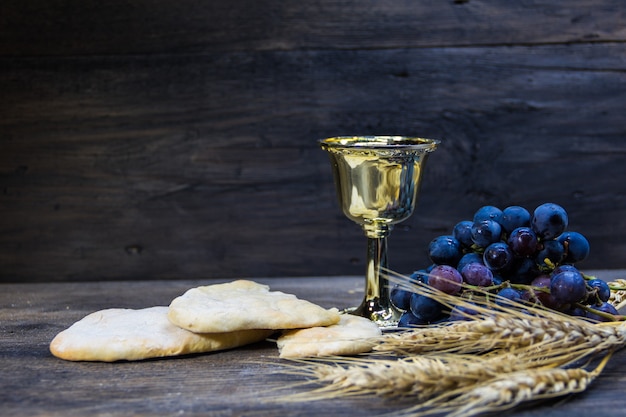 Pane acido, vino, uva e grano simbolo della comunione cristiana