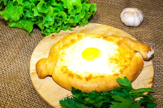 Pane adjara khachapuri su una tavola con formaggio e uova