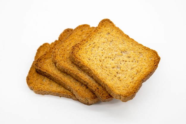 Pane affettato del pane tostato isolato su fondo bianco