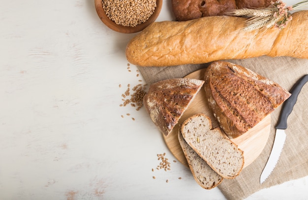 Pane affettato su fondo bianco