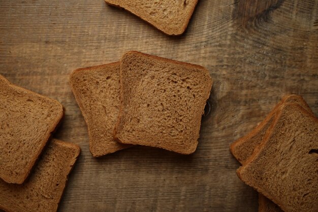 Pane affettato su un fondo di legno