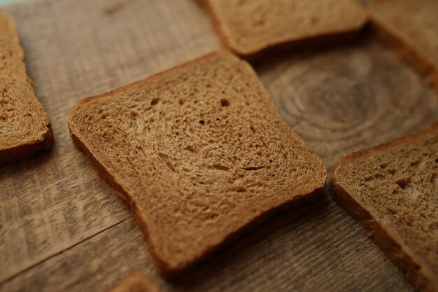 Pane affettato su un fondo di legno