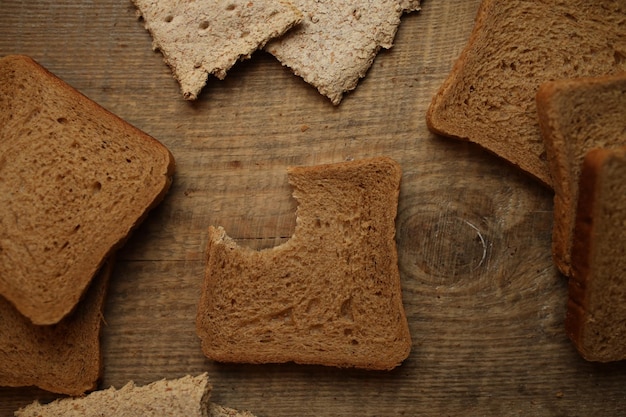 Pane affettato su un fondo di legno