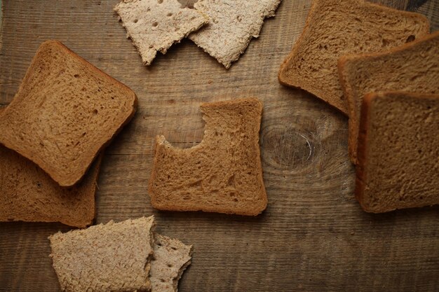 Pane affettato su un fondo di legno