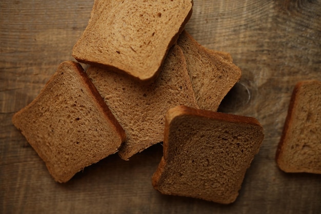 Pane affettato su un fondo di legno