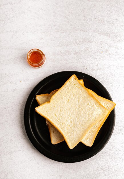 Pane affettato sulla banda nera Piatto lay