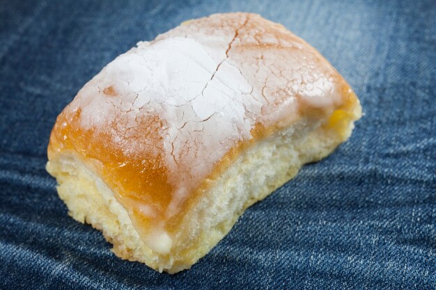 Pane al burro cosparso di glassa sopra