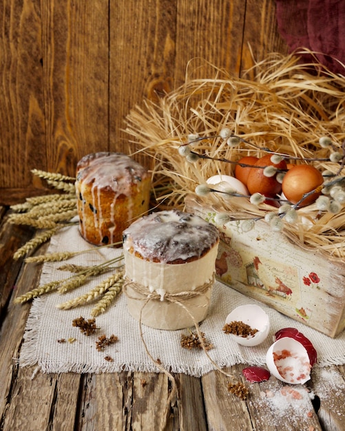 Pane al burro di Pasqua e uova di Pasqua in scatola di legno