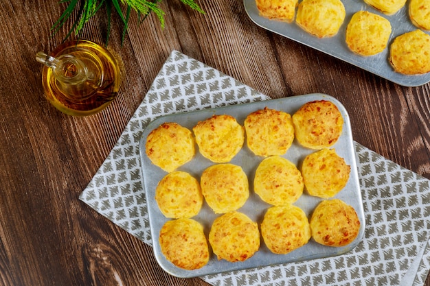 Pane al formaggio brasiliano al forno in teglia con olio