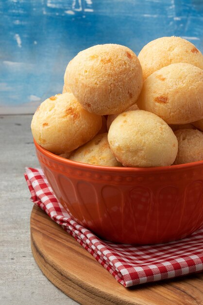 Pane al formaggio brasiliano tradizionale o pao de queijo in una ciotola arancione