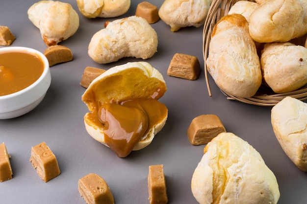 Pane al formaggio fresco brasiliano Pao de queijo ripieno di dulce de leche Fuoco selettivo