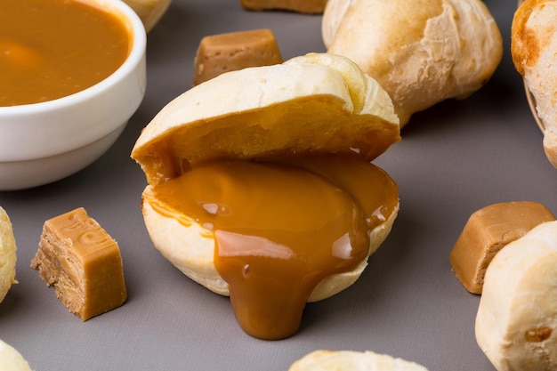 Pane al formaggio fresco brasiliano Pao de queijo ripieno di dulce de leche Fuoco selettivo