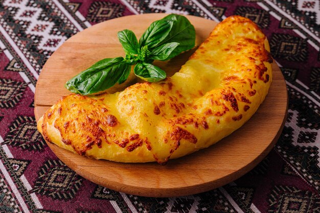 Pane al formaggio georgiano khachapuri su tavola di legno