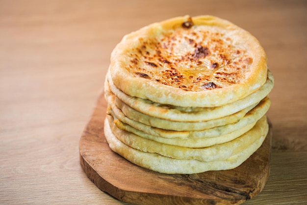 Pane al formaggio Khachapuri, cibo nazionale caucasico o georgiano tradizionale, spazio copia