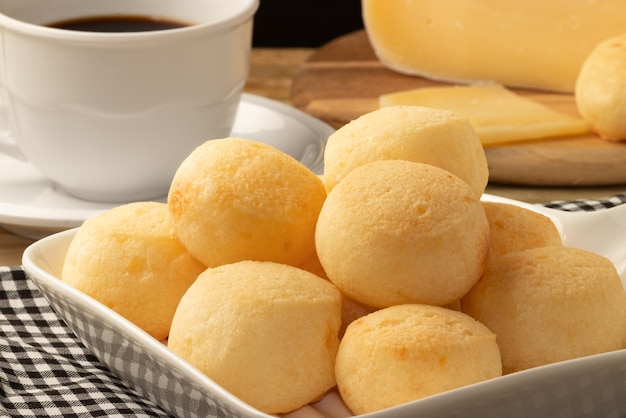 Pane al formaggio pao de queijo con caffè