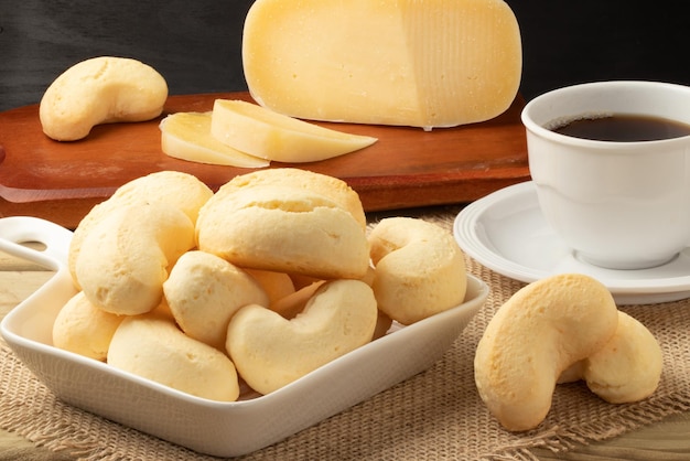 Pane al formaggio spuntino tradizionale con caffè