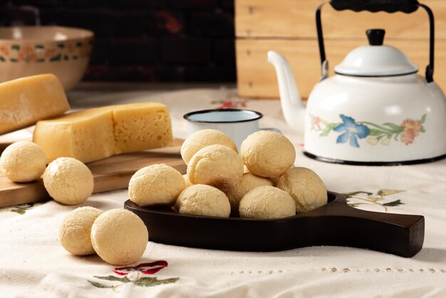 Pane al formaggio, tavolo per la colazione in Brasile, pane al formaggio, caffè e accessori, messa a fuoco selettiva.