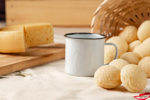 Pane al formaggio, tavolo per la colazione in Brasile, pane al formaggio, caffè e accessori, messa a fuoco selettiva.