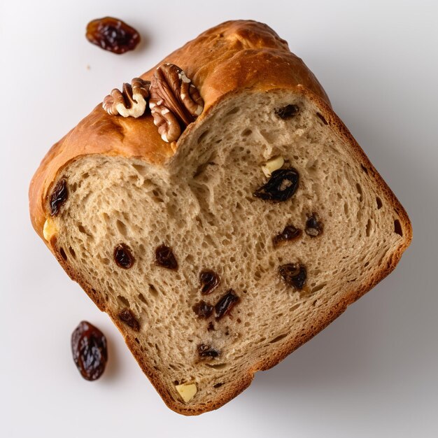 Pane al forno di cereali con noci isolate su uno sfondo semplice