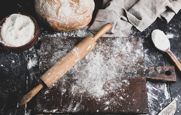 Pane al forno, farina di grano tenero, mattarello in legno