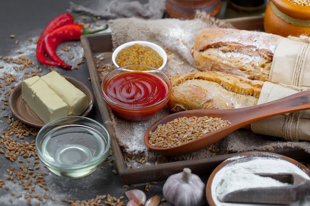 Pane al forno fragrante fresco su un vecchio fondo