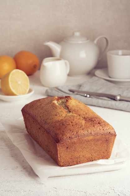 Pane al limone. Torta con agrumi e papavero sul tagliere, cucina americana tradizionale.