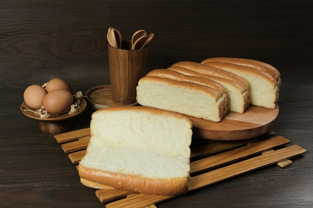 Pane al miele con cucchiaio e uovo