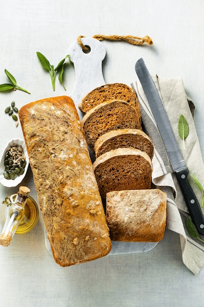 Pane al pomodoro con semi e pomodori secchi, una sana colazione mattutina o uno spuntino