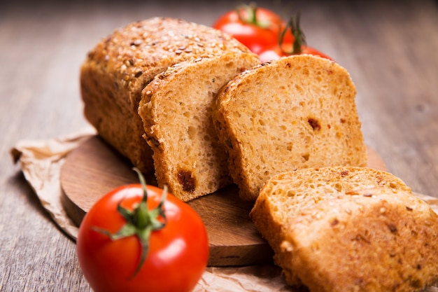 Pane al pomodoro con sesamo