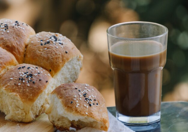 Pane al sesamo con bevanda al cacao a colazione