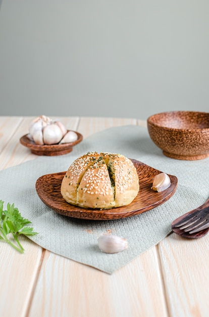 Pane all'aglio coreano sul piatto di legno con superficie di legno all'aglio