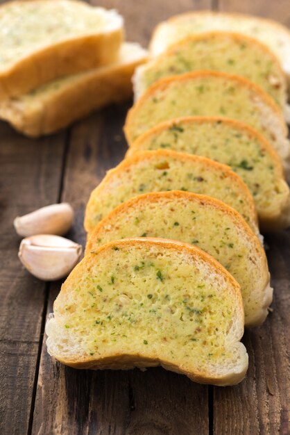 pane all&#39;aglio su legno