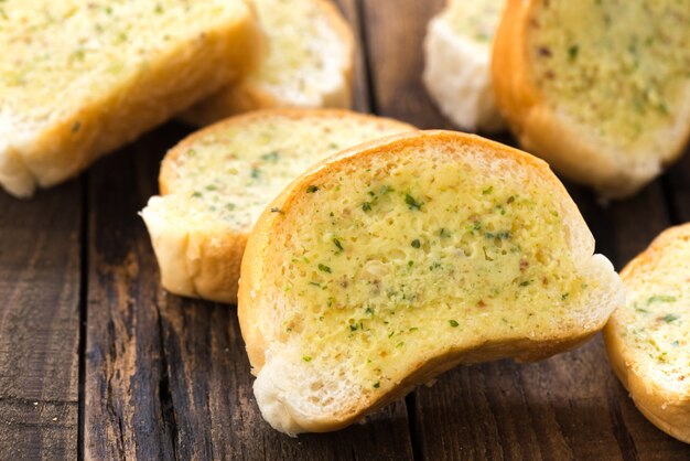 Pane all&#39;aglio su legno