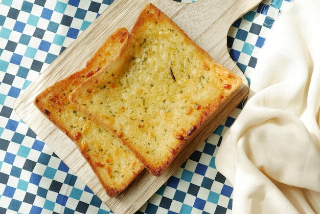 Pane all'aglio su un piatto sul tavolo