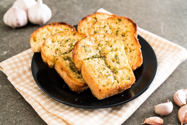 pane all&#39;aglio sul piatto